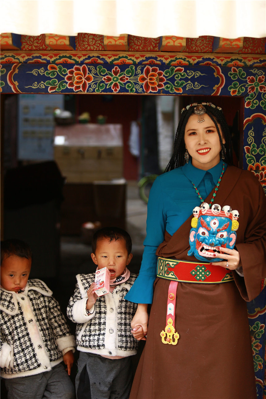 西藏布达拉宫攻略自由行,情侣藏服写真拉萨布达拉宫