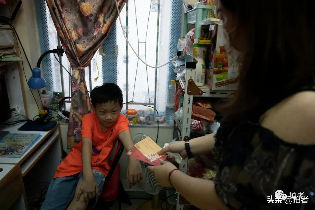 香港劏房妈妈生3个女儿,香港住劏房的妈妈