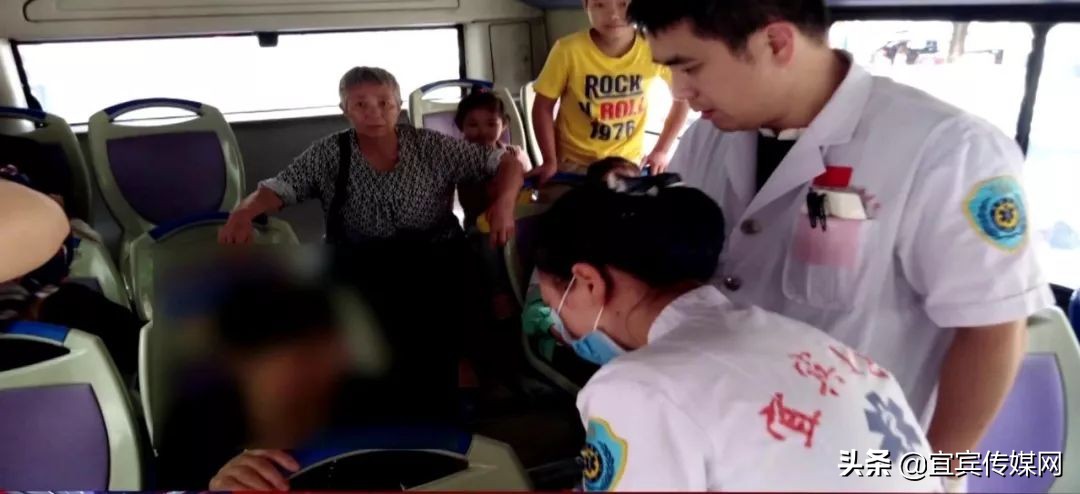 女子公交车上突发癫痫,女子突发癫痫晕倒视频