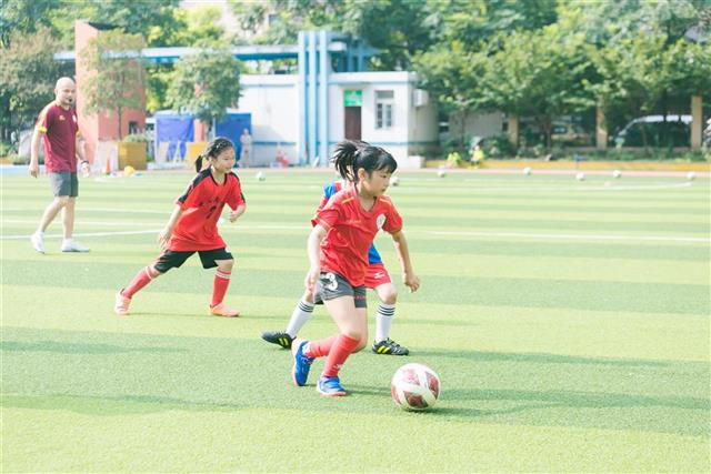 小学生暑假足球封闭训练营,炎炎夏日儿童足球训练