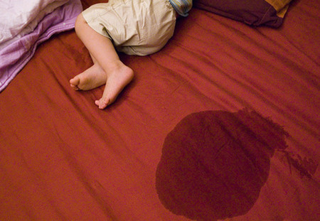 孩子尿床怎么办教你一招,小孩子爱尿床的偏方