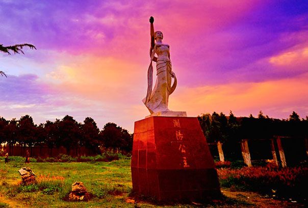 一清官，为民伸冤，杀公主恶奴，皇帝以死相逼也绝不低头