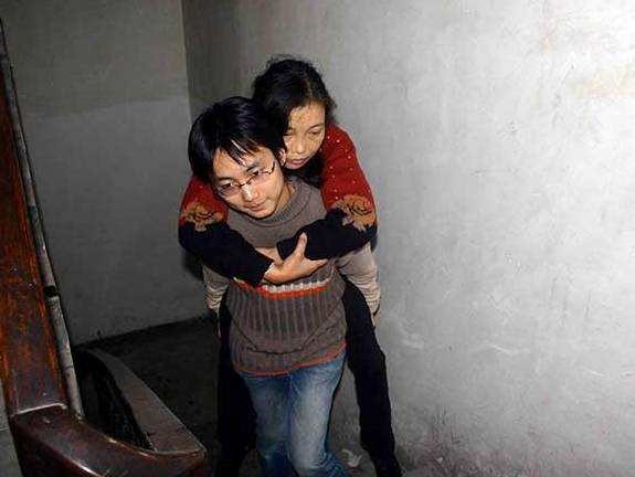 2005年那个“背母上学”的刘霆，十年后变性，还在选美比赛上拿奖