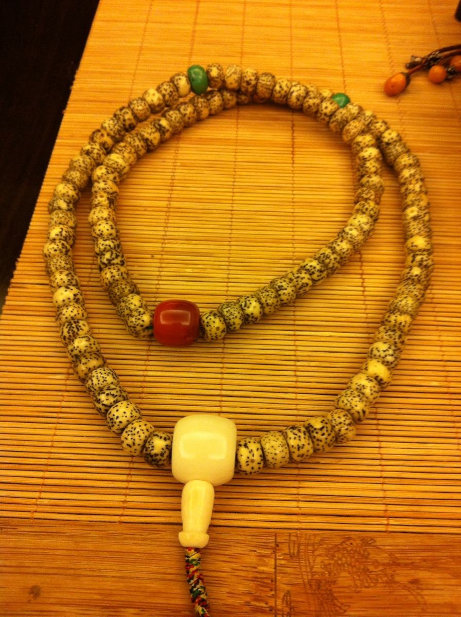 佛珠可以挂吊坠吗,脖子上挂佛珠有什么讲究