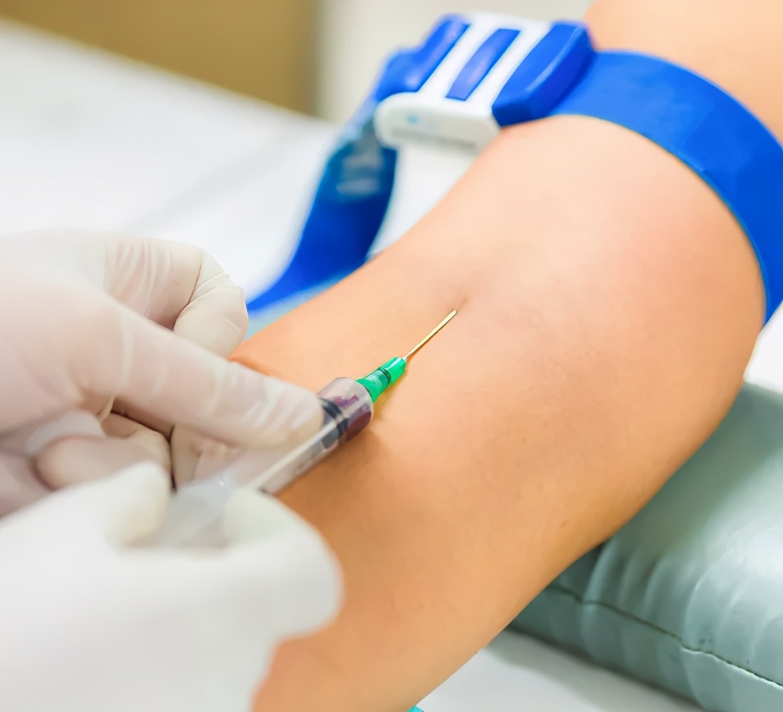 医院验血验尿科的英文,有些发烧需要打针用英语怎么说