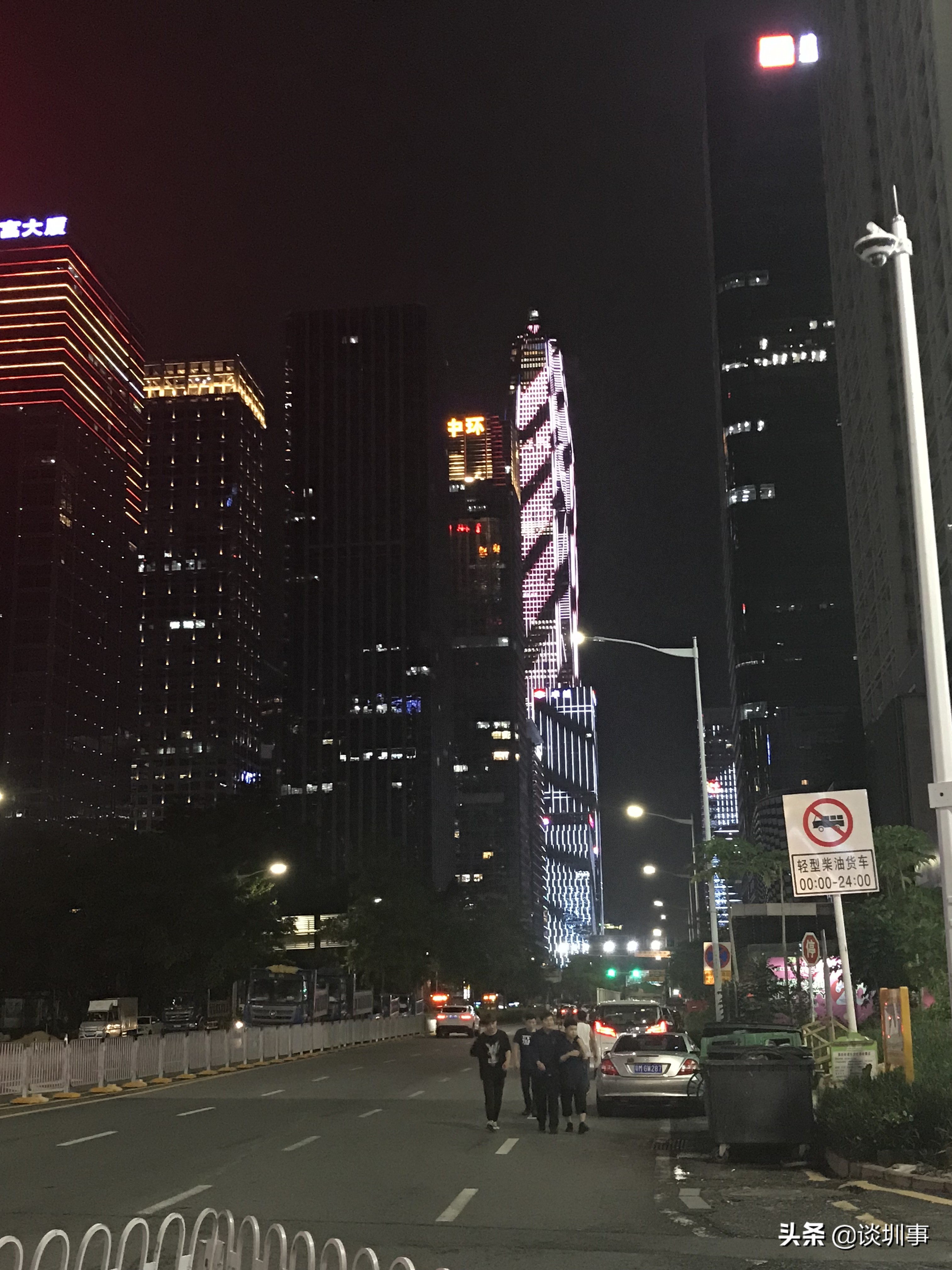 登顶深圳第一高楼,登上深圳平安金融大厦