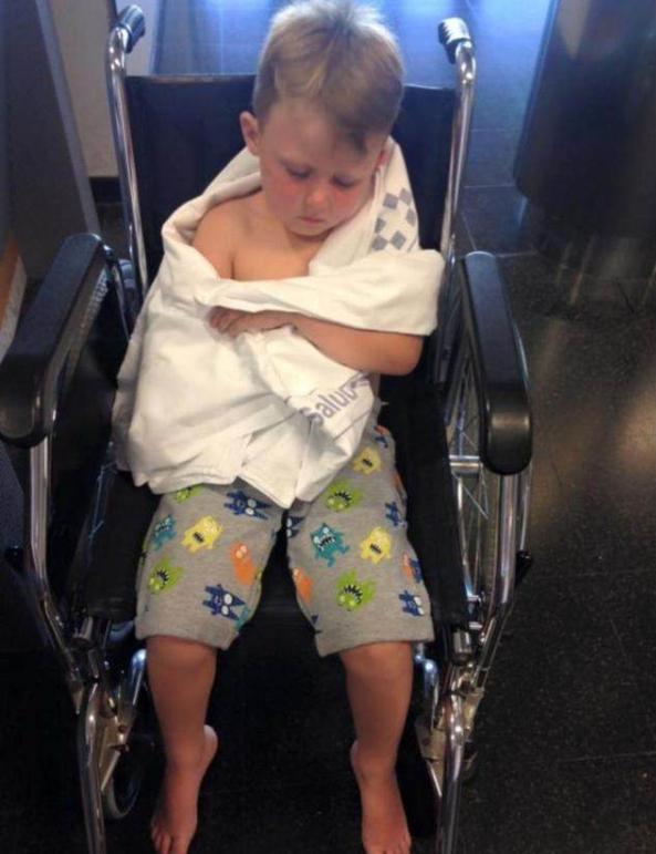 男孩下水游泳被蛇缠住,一个小男孩在游泳被巨蟒缠住了