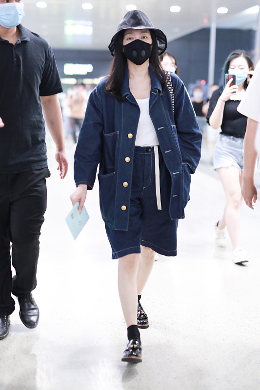 秦岚一身牛仔装亮眼美感,秦岚穿露肩上衣配紧身牛仔裤