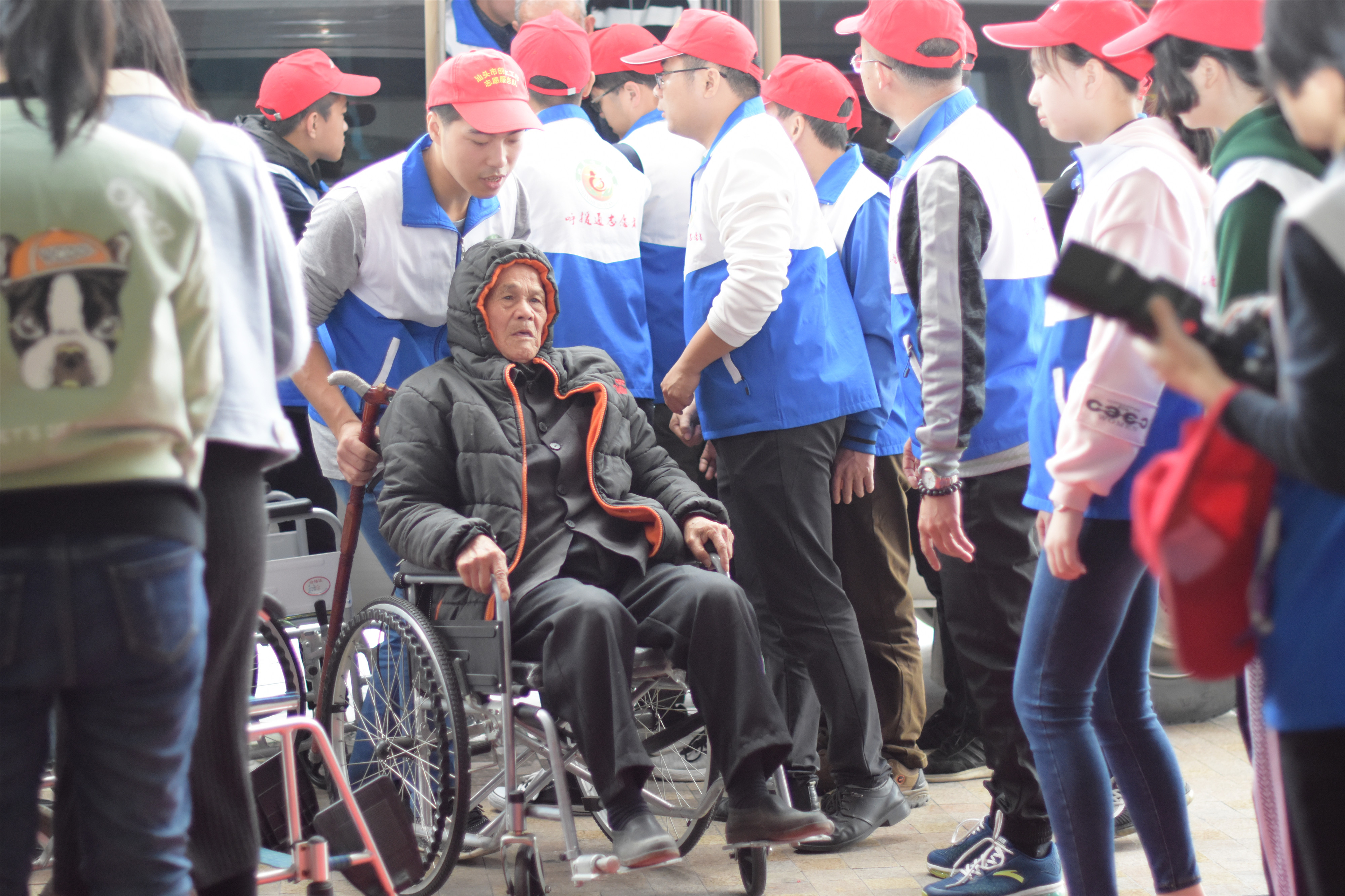 龙湖区第八个善待鳏寡百叟宴今举行铂晶大酒店多年资助大爱奉献