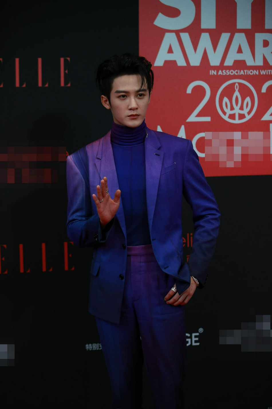 李现蔡徐坤颁奖照片合照,李现蔡徐坤红毯