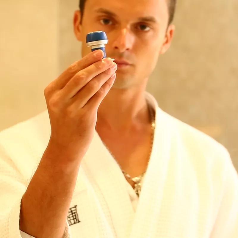 插在手机上的剃须刀，使用手机供电，随时随地让你保持完美颜值