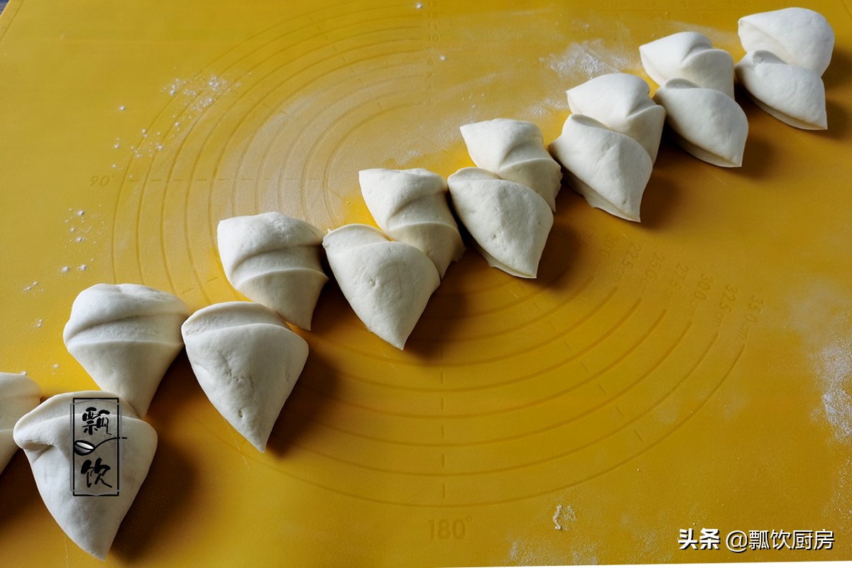 包子这做法，暄软白胖，不塌皮不磁底，放凉了不硬，比买的还暄腾