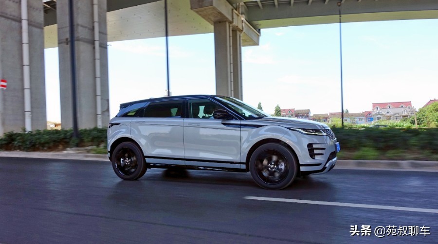 有颜值之后，空间也变得更宽敞，试驾路虎揽胜极光L