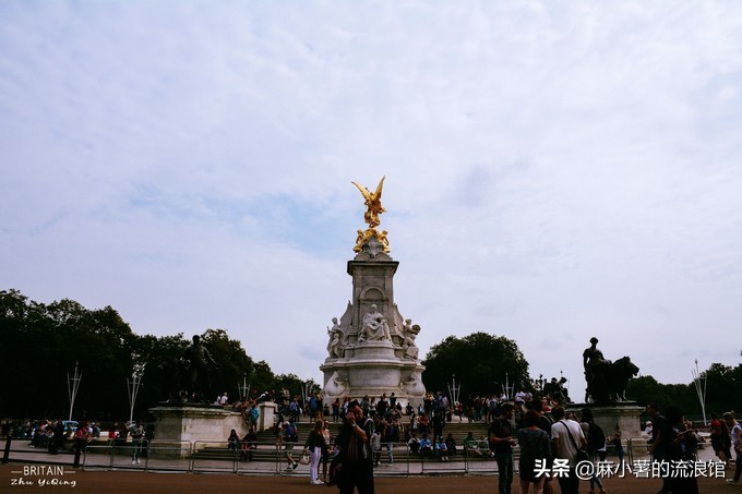 白金汉宫是英国的,英国王室齐聚哀悼女王白金汉宫