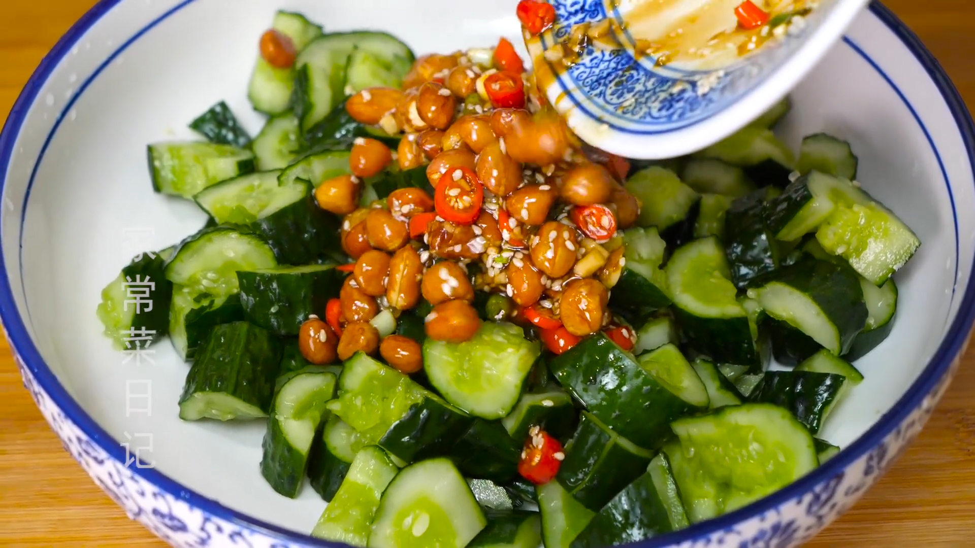 拌黄瓜很多人第一步就错了,拌黄瓜用盐杀水还是用糖杀水