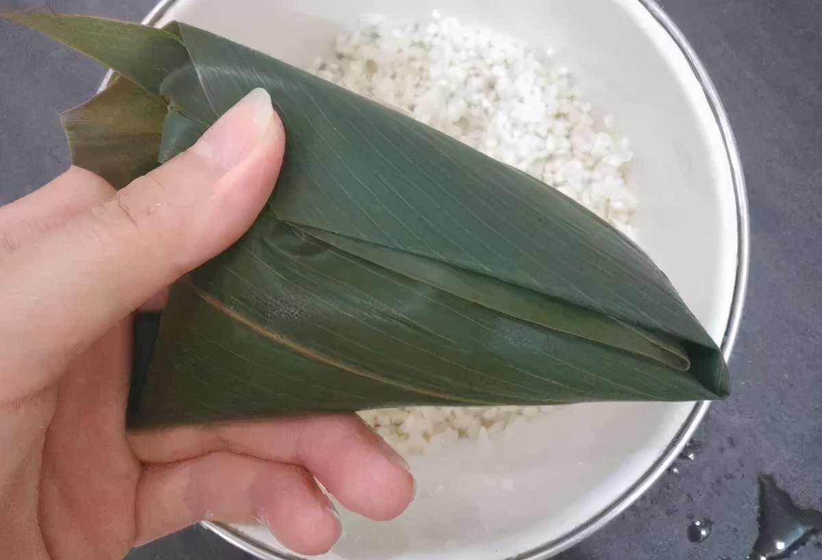 粽子怎么能包的特别紧不漏米,煮粽子时为何会出现粽子夹生现象