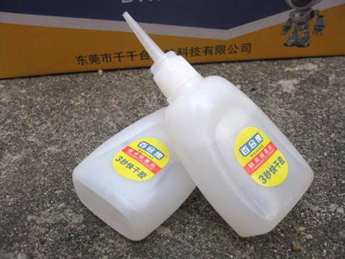 儿童使用502胶把自己眼睛粘住了,一滴502胶水进入眼睛会怎样