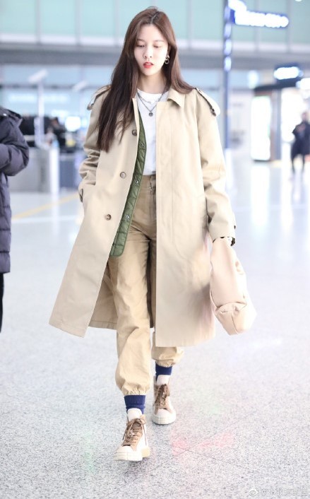 棉背心丑爆到没眼看?学宋妍霏同色系叠穿*法大**,棉马甲成了亮点