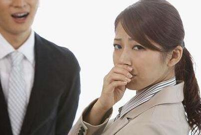 口臭时隐时现，刷牙漱口无作用，牙医教你几个小妙招轻松去口臭