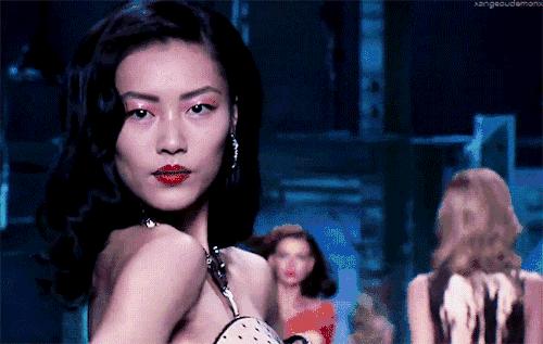 刘雯国际t台走秀视频,刘雯走t台视频