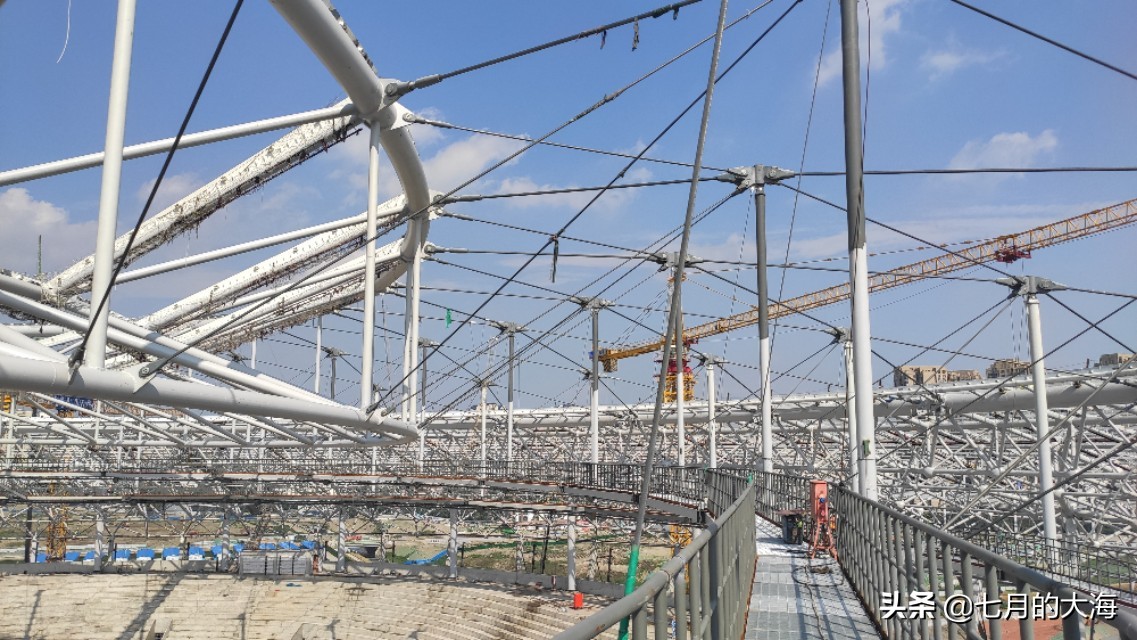 凤凰山体育中心足球场高清,凤凰山体育中心专业足球场