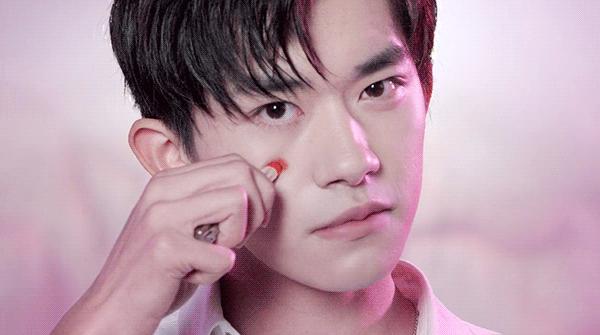 口红只涂上唇然后抿嘴,易烊千玺都会的口红涂法