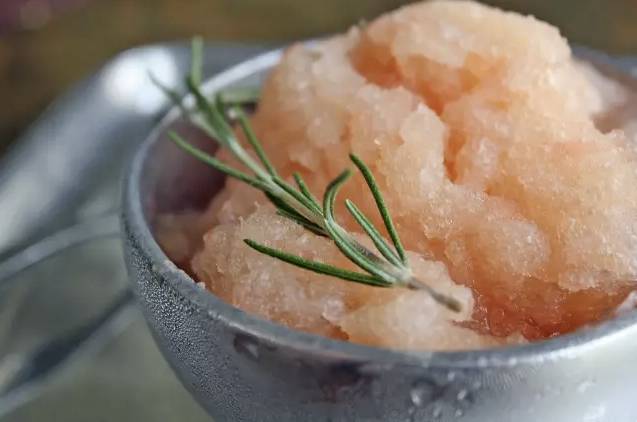 不用刨冰机就可以弄出来的冰沙,没有刨冰机怎么快速刨冰