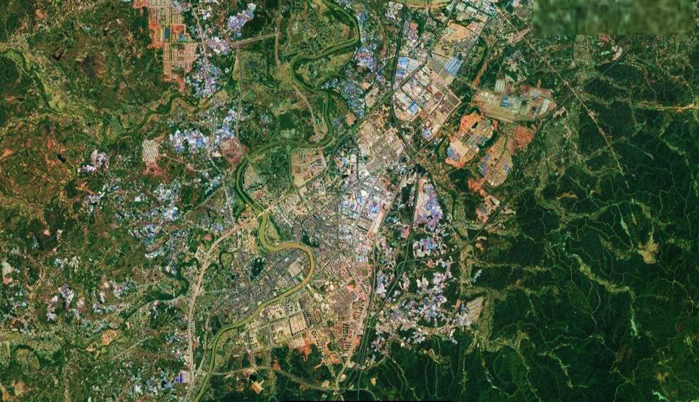 卫星航拍赣州南康区：境内有机场和高铁站，家居小镇很亮眼