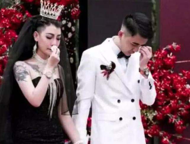 曾经满身纹身穿黑婚纱爆红的新娘,曾经爆红的黑婚纱新娘