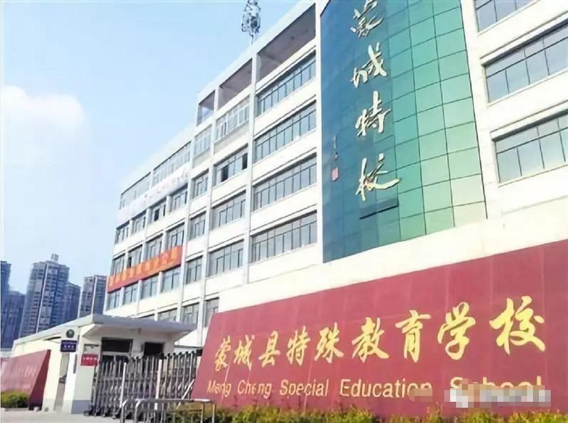 冯巩搭档牛群:被质疑贪污,64岁节目中晕倒,这些年他有多惨?