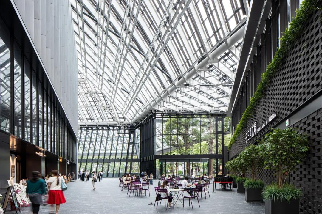 为高层穿“裙子”，新宿住友商事大楼/日建设计