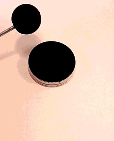 它比虚无的黑洞更黑，让全世界的瞳孔无法聚焦