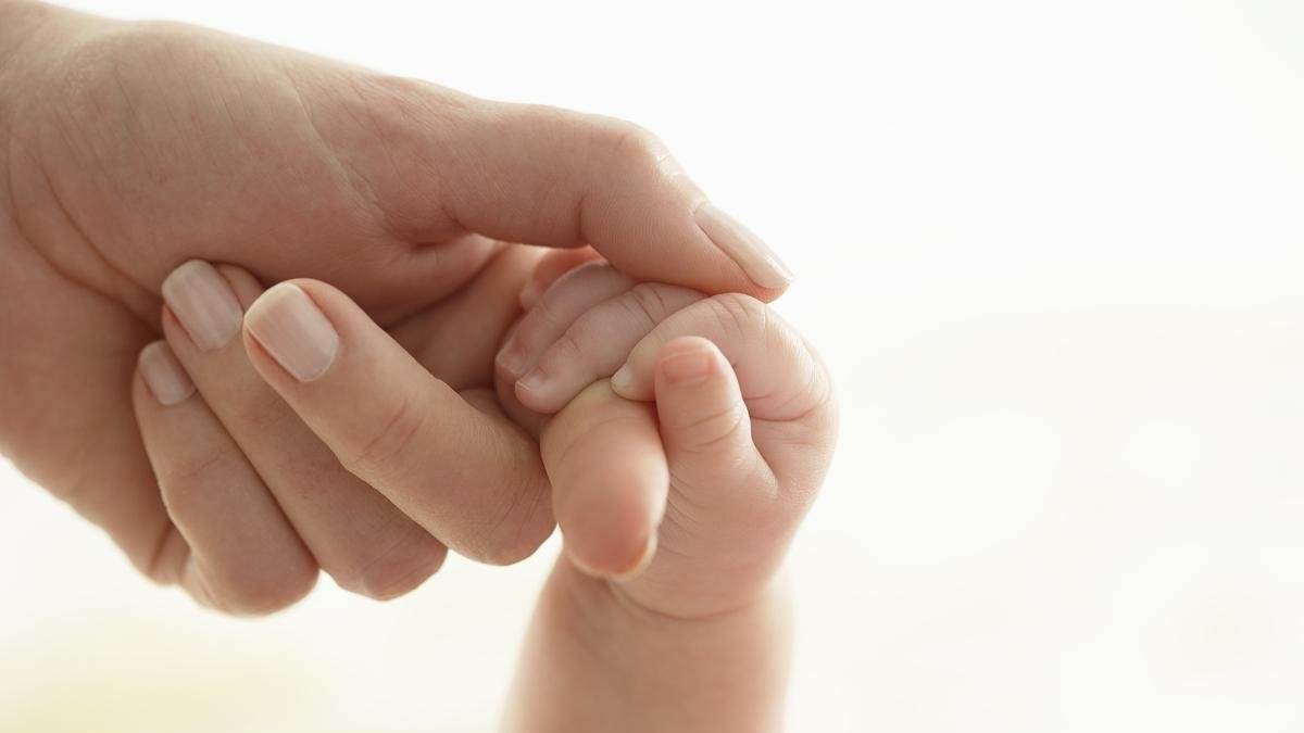 11个月宝宝每次睡前吸手指怎么办,八个月孩子吸手指睡觉怎么戒掉