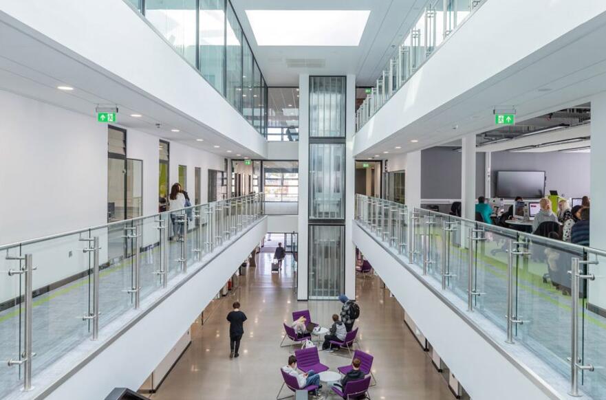 英国留学高中优势,为什么去英国留学费用贵一点