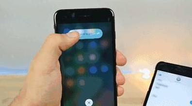 手机掉水里快速捞出来好像没啥事,手机掉水里了第一时间该怎么办