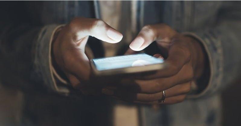 手机的利与弊手抄报,手机的利与弊英文