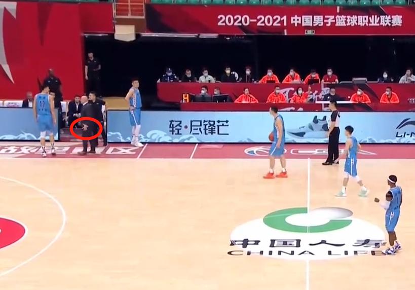 3秒违例犯规裁判手势,3秒违例球裁判手势