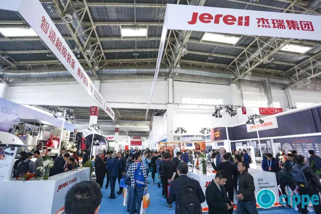 顾秀莲、马培华、李毅中、张来斌参加一年一度的世界石油装备大会cippe