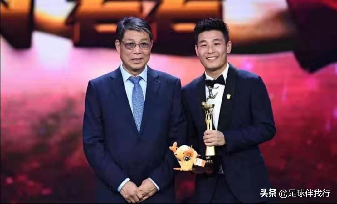 国足晋级球迷高唱我的祖国,高唱我和我的祖国对唱版