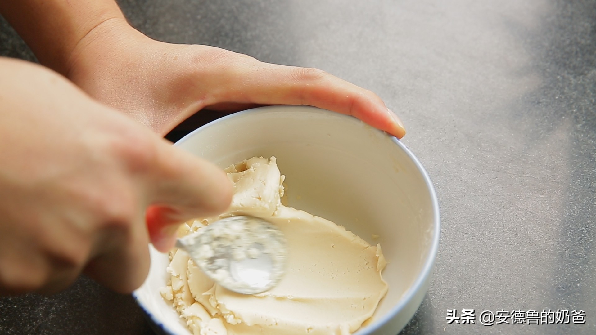 奶爸分享肉酥饼脆的掉渣色泽油亮馅料咸鲜的香气一下散发出来