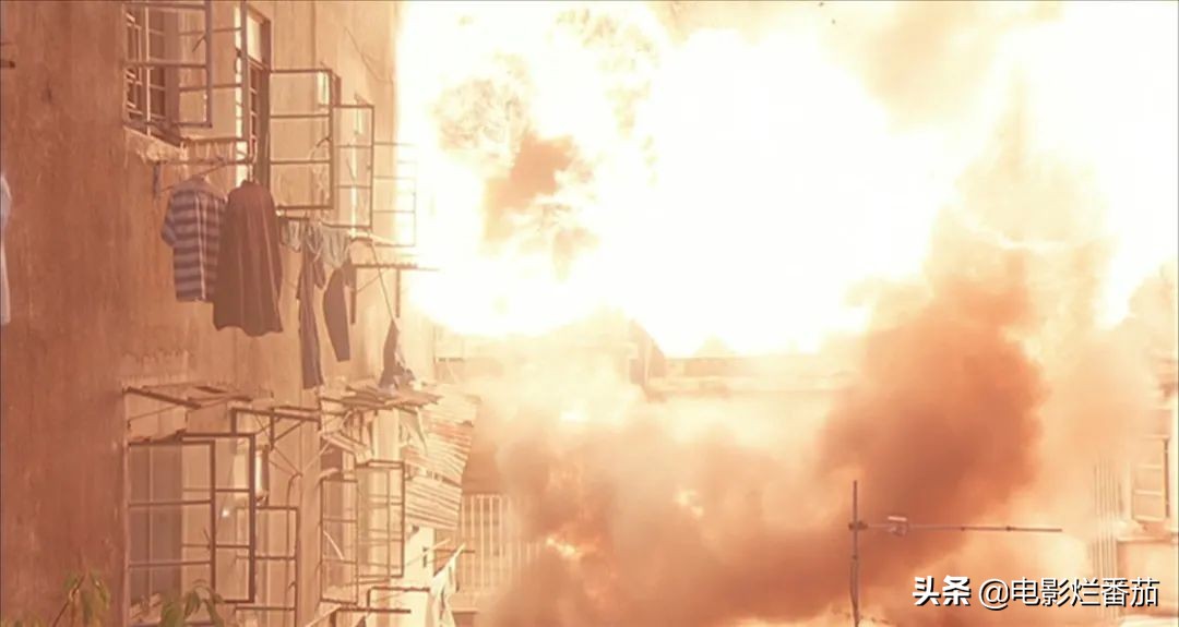 一急之下炒掉导演自己来，成龙在放火烧掉整条街后，电影终于大卖