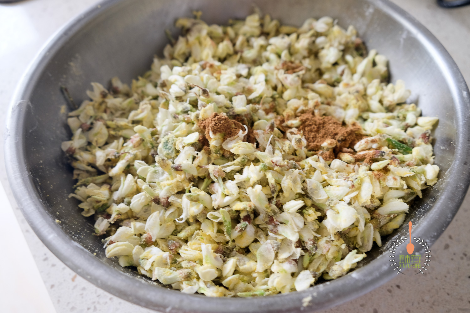 没有面粉又想吃蒸槐花的最佳吃法,蒸槐花不粘不坨有秘诀