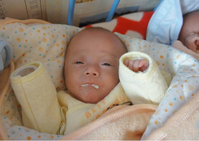 宝宝吐奶4种拍嗝方法,容易吐奶的宝宝拍嗝的正确方法