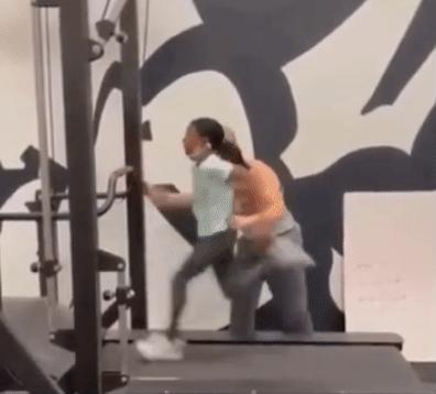 跟着小姐姐一起锻炼,跑步机推荐家用锐步