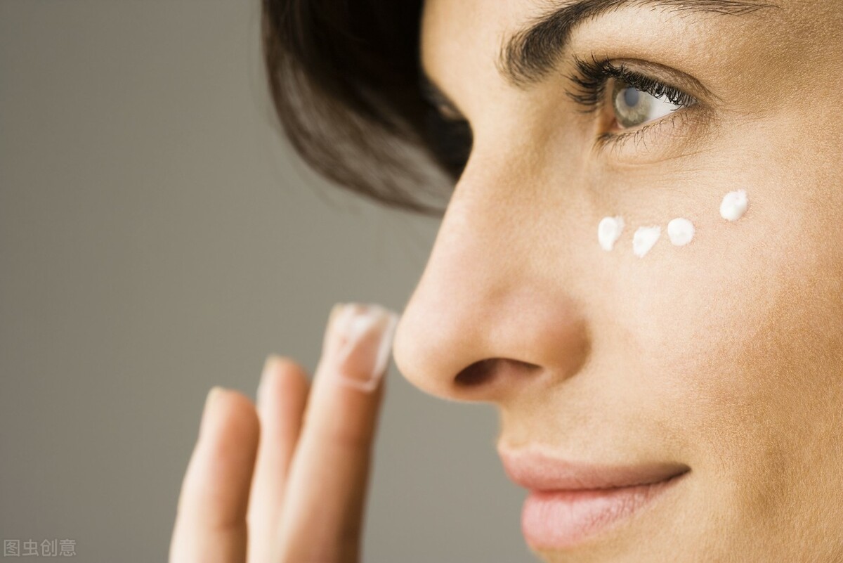 眼角有皱纹偏方,眼角长皱纹了应该怎样用眼霜