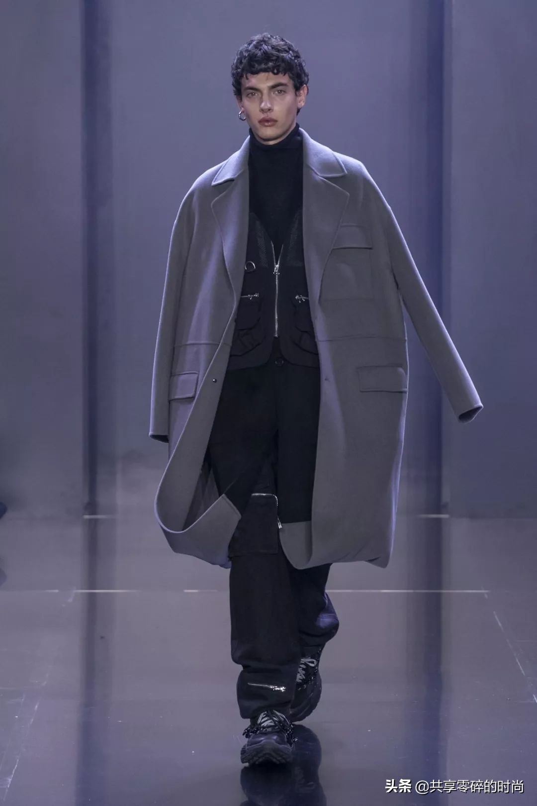 太平鸟女装新年穿搭,2022春夏巴黎时装周互动云秀场