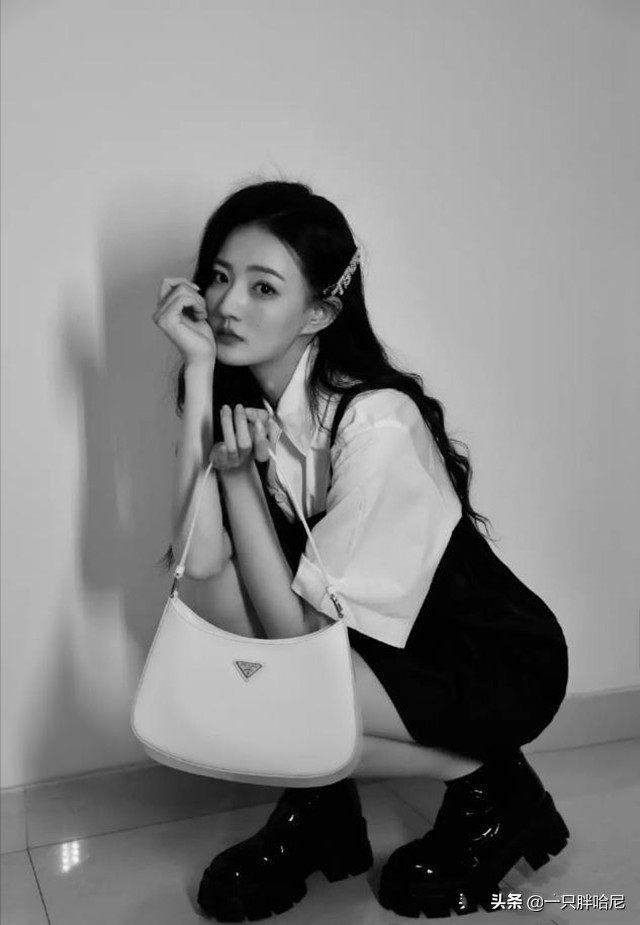 今年最新款的裙子小个子穿,今年流行裙子里面穿裤子