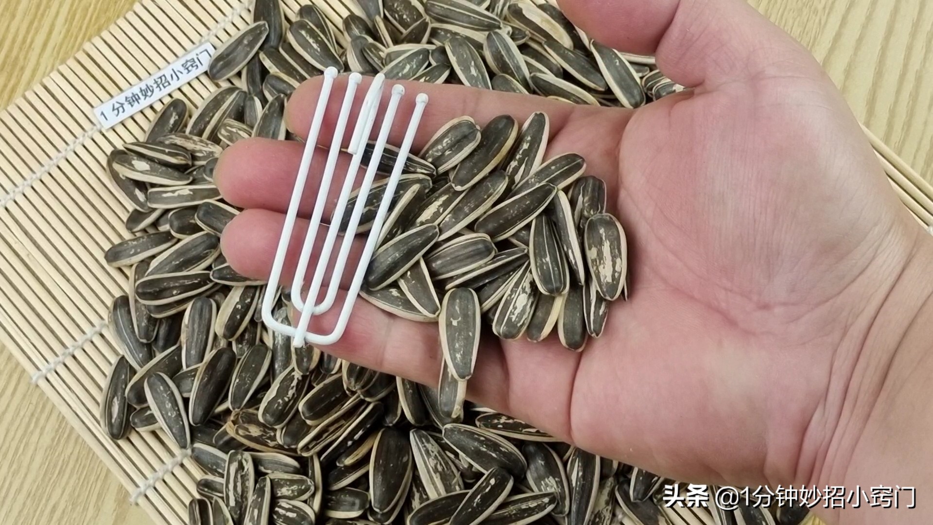 瓜子还用手剥吗,瓜子要用手剥了吃