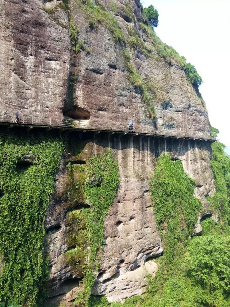 一个让人流连忘返的地方，山清水秀，只需要坐在河边发呆就行。