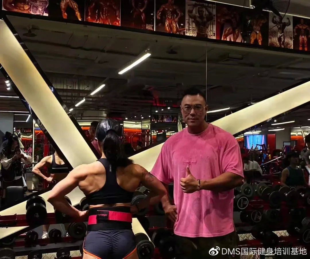 她，环游50+国家，40岁开始健身47岁登台参赛，她叫艾文仍在追梦